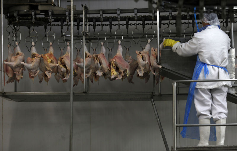 © Reuters. Carnes de frango em frigorífico de Itatinga, SP