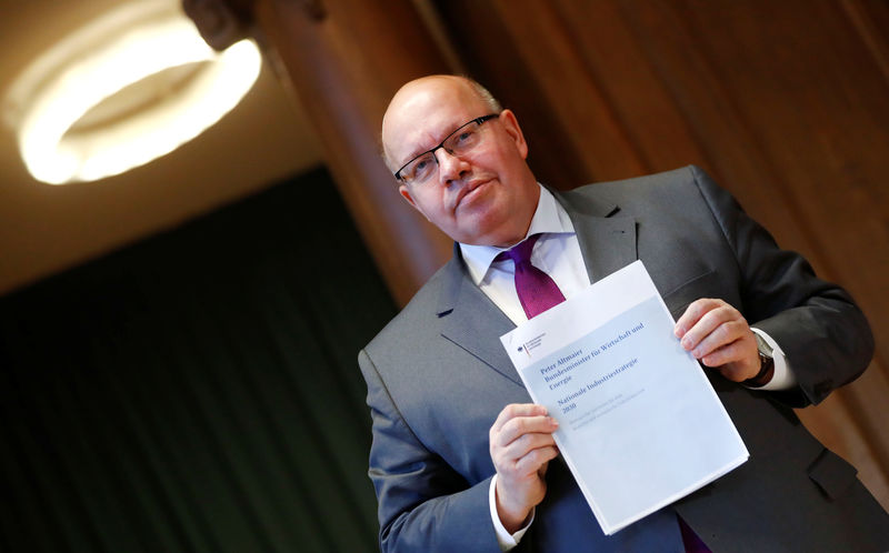 © Reuters. German Economy Minister Peter Altmaier presents the national industry strategy for 2030 during a news conference in Berlin