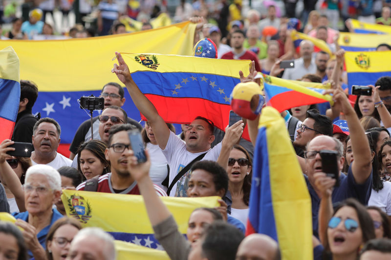 © Reuters. People attend a protest against Venezuela's President Nicolas Maduro's government at Plaza Bolivar in Lima