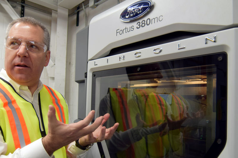 © Reuters. FILE PHOTO: Ford Motor Co global operations president Joe Hinrichs shows off a 3D printer at Ford's Kentucky Truck Plant in Louisville