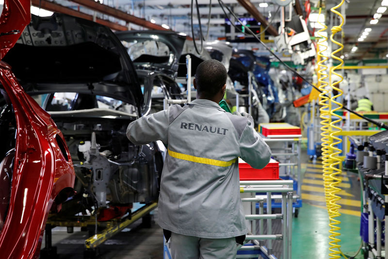 © Reuters. FILE PHOTO - An employee works on the assembly line of the Nissan Micra at the Renault SA car factory in Flins, near Paris