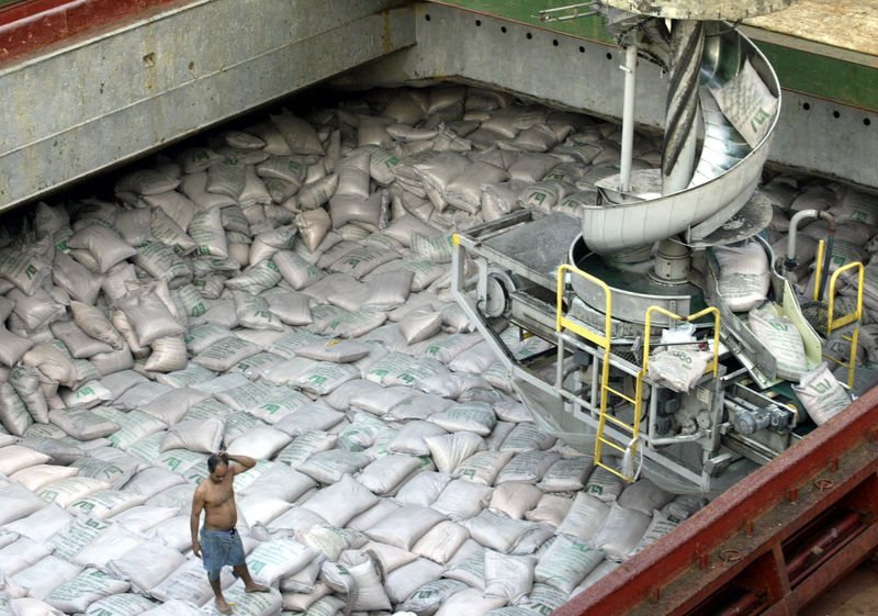 © Reuters. Carregamento de açúcar no Porto de Santos, SP