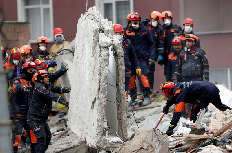 © Reuters. ارتفاع عدد قتلى انهيار مبنى باسطنبول إلى عشرة