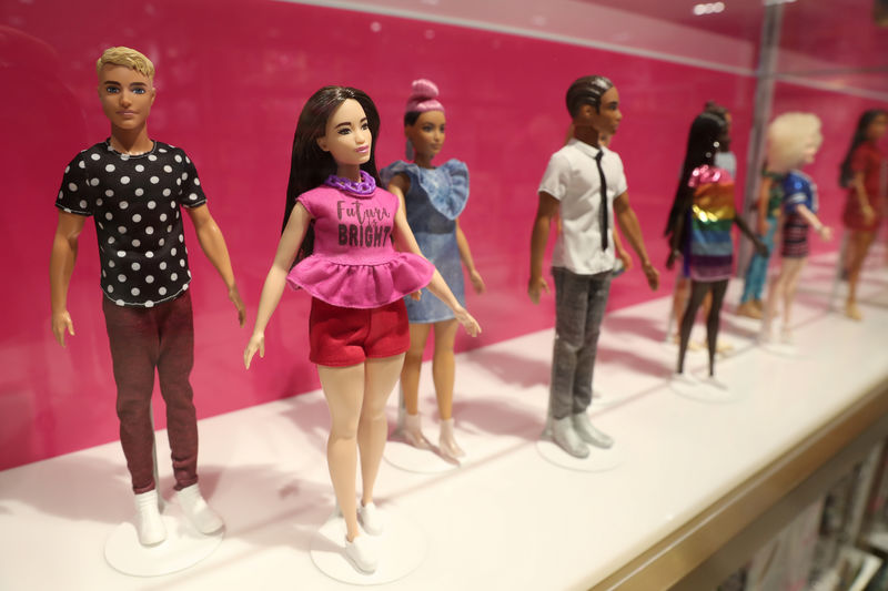 © Reuters. FILE PHOTO - Barbie dolls are seen inside the new flagship FAO Schwarz store in Rockefeller Plaza in New York