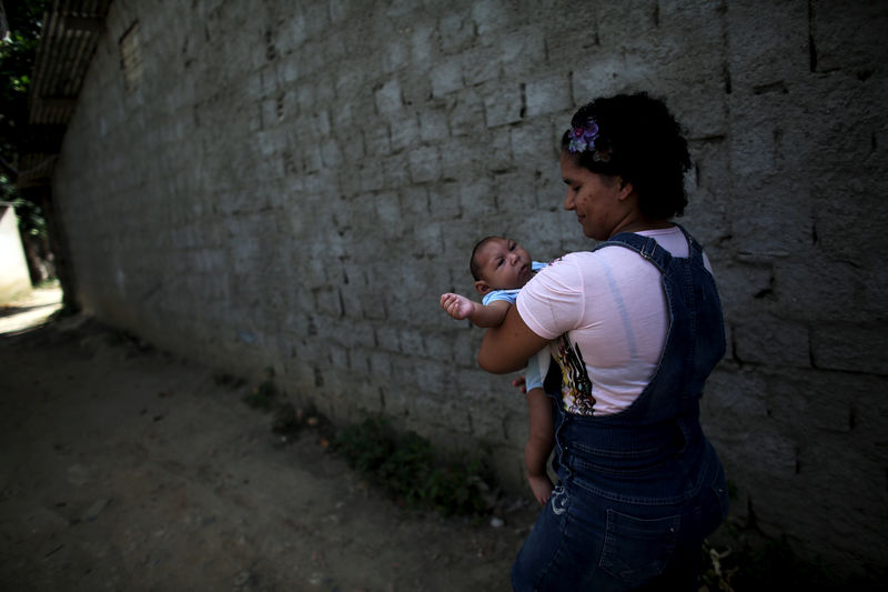 © Reuters. Mãe segura filho de quatro meses com microcefalia em Olinda