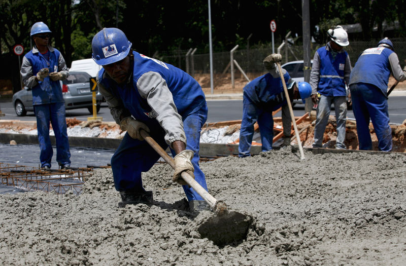 © Reuters. Construtor trabalha com cimento em Belo Horizonte, MG