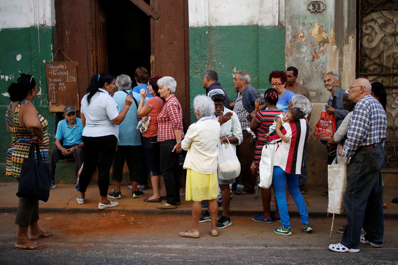 © Reuters. People line up to enter a subsidised state store, or "bodega", in Havana