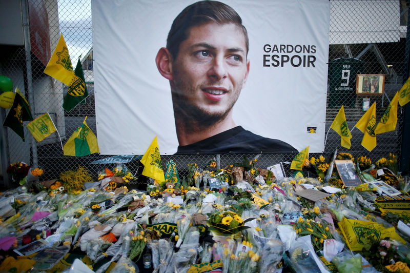 © Reuters. Foto de archivo de los tributos dejados por hinchas a Emiliano Sala fuera del estadio del Nantes