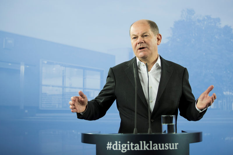 © Reuters. FILE PHOTO: German Finance Minister Olaf Scholz attends a press conference after the federal cabinet meeting in Potsdam