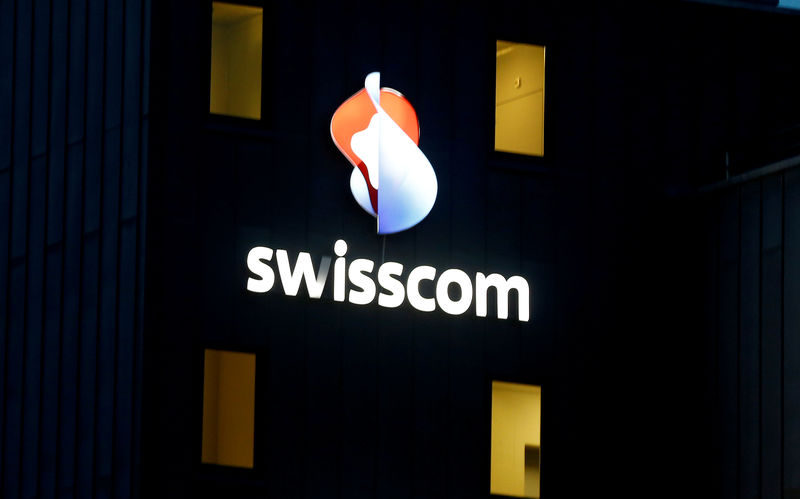 © Reuters. FILE PHOTO: Logo of Switzerland's Swisscom telecommunications is seen in Zurich