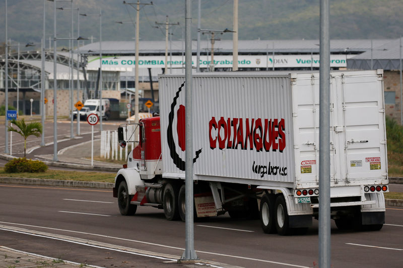 © Reuters. Caminhão chega a depósito que abriga ajuda humanitária para a Venezuela em Cúcuta, na Colômbia