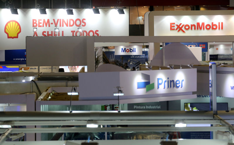 © Reuters. Logos of the Exxon Mobil Corp, Royal Dutch Shell and Mobil are seen at the Rio Oil and Gas Expo and Conference in Rio de Janeiro