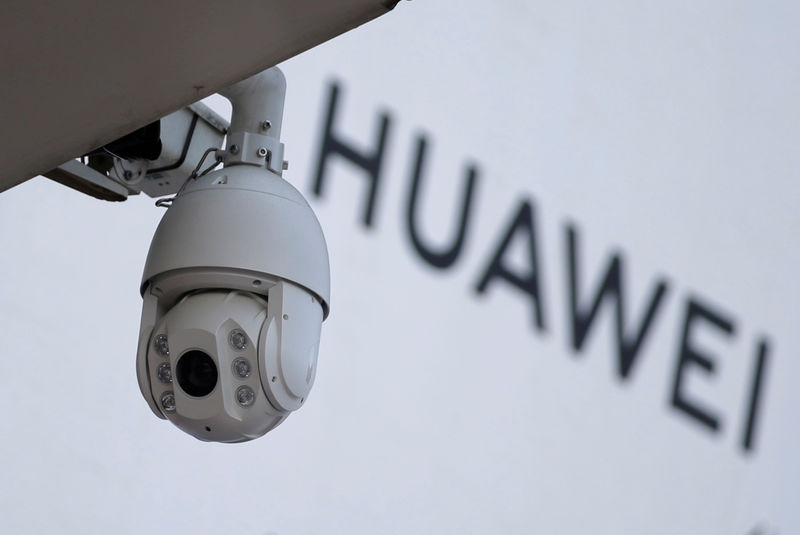© Reuters. Câmera de viligância à frente de logo da Huawei