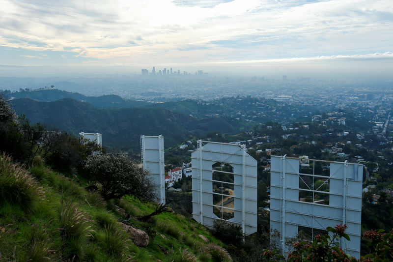 © Reuters. The city of Los Angeles is shown in the distance from behind the iconic Hollywood sign in Los Angeles, California