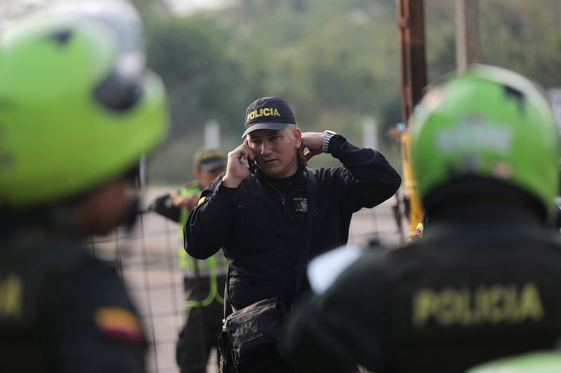 © Reuters. Policiais na entrada da ponte de Tienditas, na fronteira entre Colômbia e Venezuela, em Cúcuta, na Colômbia