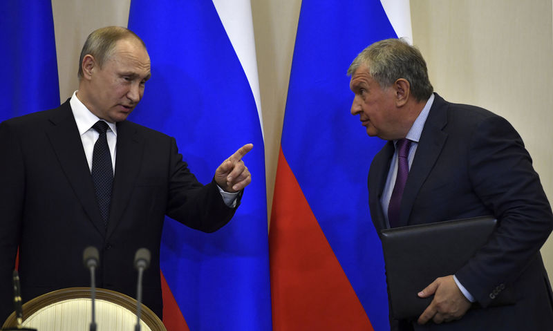 © Reuters. FILE PHOTO: Russian President Putin gestures as he talks with Rosneft CEO Sechin during signing ceremony following meeting with Italian PM Gentiloni at Bocharov Ruchei state residence in Sochi