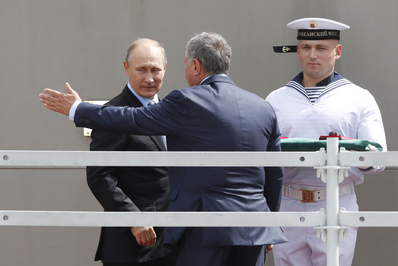 © Reuters. FILE PHOTO: Russian President Putin and Rosneft Chief Executive Sechin visit the Zvezda shipyard in the far eastern town of Bolshoy Kamen