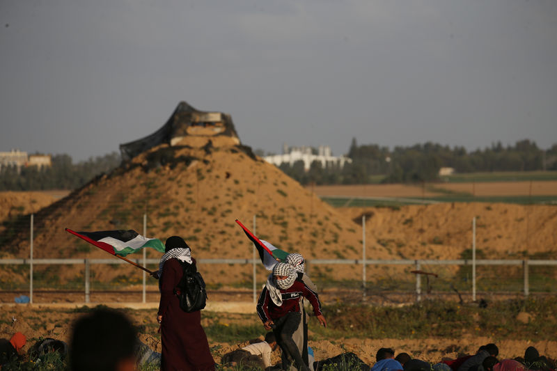 © Reuters. مقتل فلسطينيين اثنين في غزة بنيران إسرائيلية خلال احتجاج على الحدود