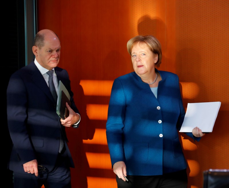 © Reuters. FILE PHOTO: German Chancellor Angela Merkel and Finance Minister Olaf Scholz