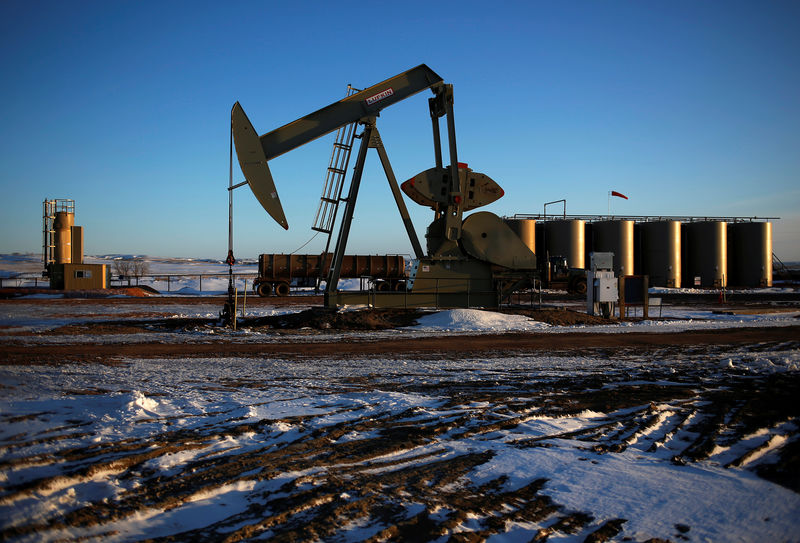 © Reuters. FILE PHOTO: An oil drilling pump site is seen in McKenzie County outside of Williston, North Dakota