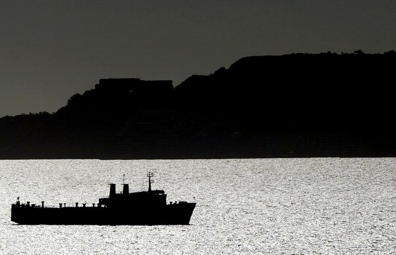 © Reuters. FILE PHOTO: Oil tanker in sea arriving at Puerto La Cruz refinery