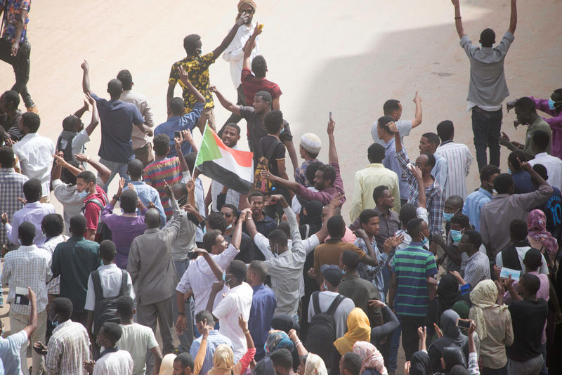 © Reuters. شهود: الأمن السوداني يطلق الغاز المسيل للدموع عند مسجد في الخرطوم