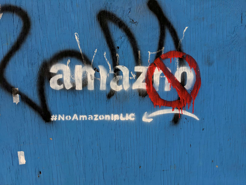 © Reuters. FILE PHOTO: Graffiti opposing the construction of the new Amazon campus covers a fence at a vacant lot in the Long Island City neighborhood of New York City