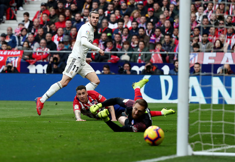 © Reuters. El Madrid vence al Atlético y le arrebata el segundo puesto en Liga