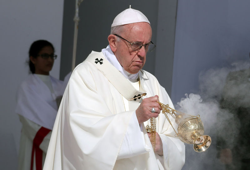 © Reuters. كاردينال معزول يصدر بيانا في هجوم مستتر على البابا