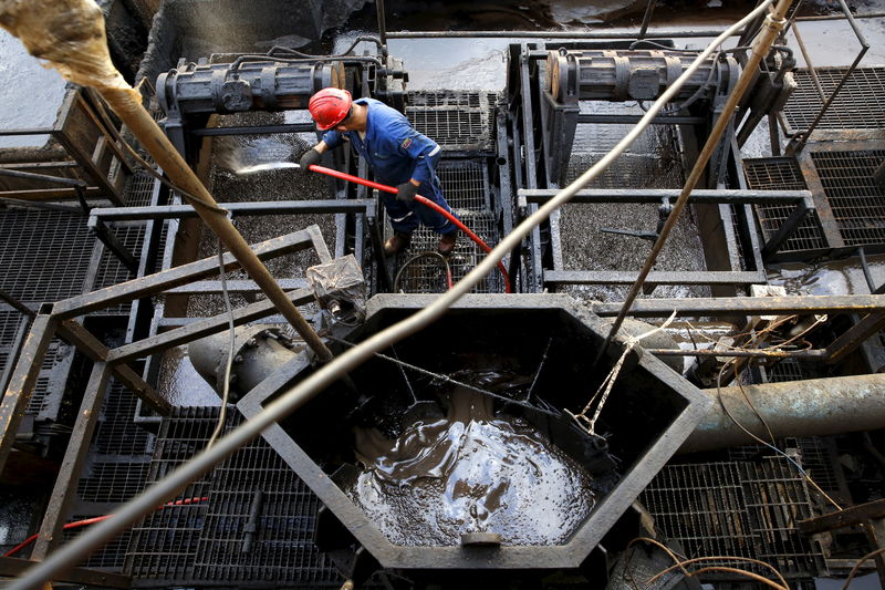 © Reuters. IMAGEN DE ARCHIVO. Un trabajador petrolero en una plataforma en la faja del Orinoco, cerca de Cabrutica en el estado de Anzoátegui, en Venezuela.