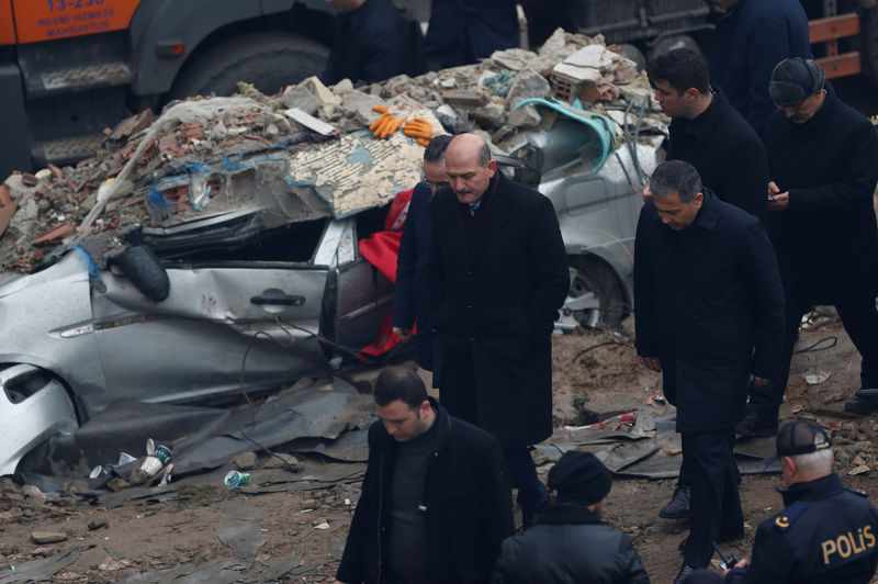 © Reuters. وزير: ارتفاع عدد قتلى انهيار مبنى في اسطنبول إلى 21