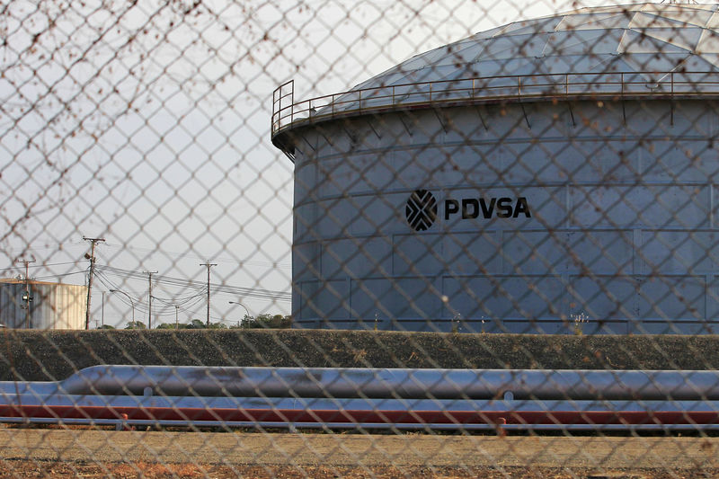 © Reuters. The corporate logo of state oil company PDVSA is seen on a tank at an oil facility in Lagunillas