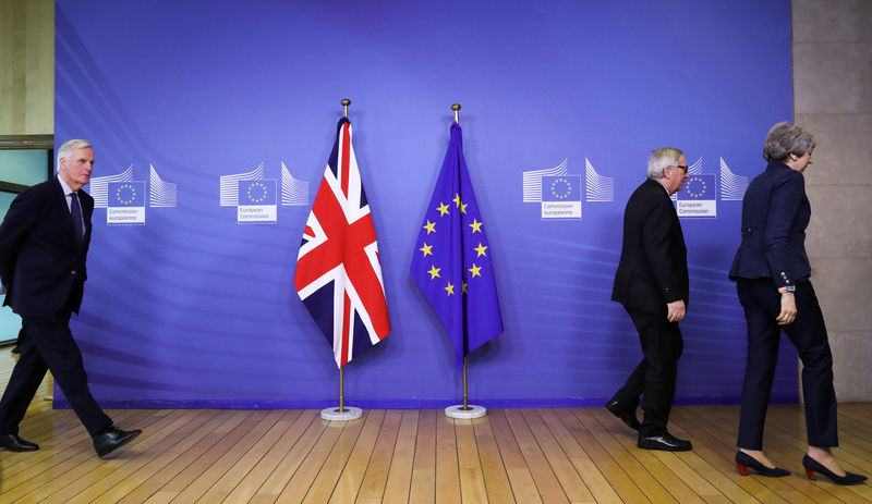 © Reuters. May prometerá más debates sobre Brexit para impulsar la negociación, ganar tiempo