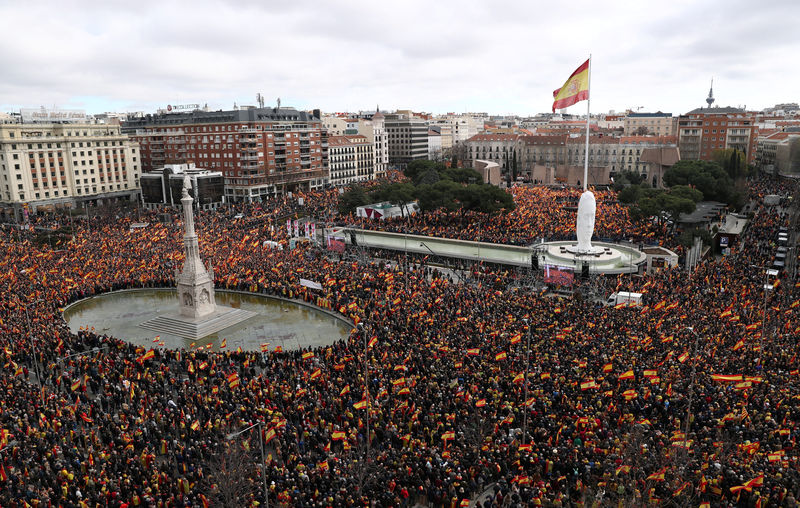 © Reuters. الآلاف يتظاهرون في مدريد احتجاجا على سياسة الحكومة إزاء قطالونيا