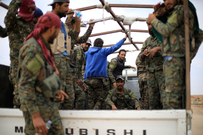 © Reuters. قيادي: قوات سوريا الديمقراطية تحرز تقدما في اشتباكات مع الدولة الإسلامية
