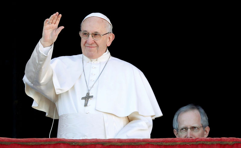 © Reuters. البابا يدعو لتحرك حاسم ضد "بلاء" تهريب البشر والاستعباد