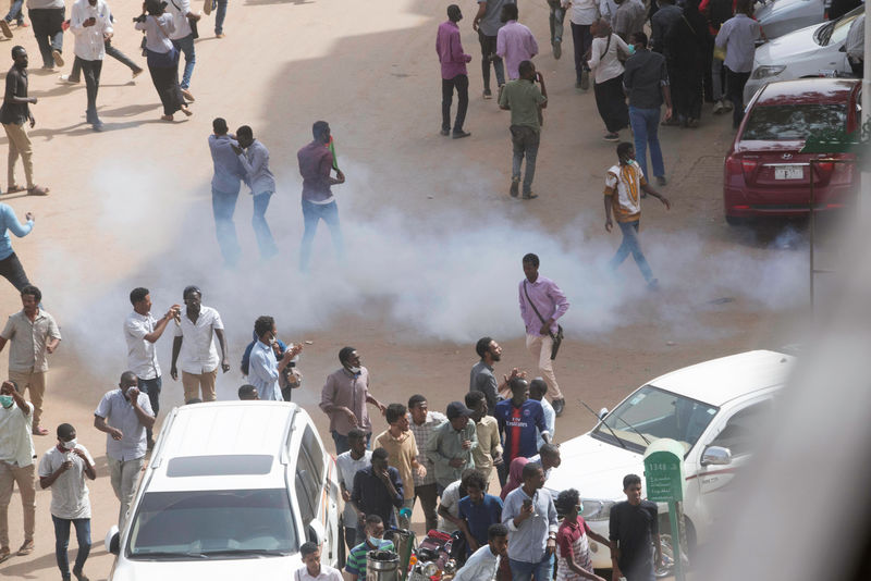 © Reuters. قوات الأمن السودانية تستخدم الغاز المسيل للدموع لتفريق احتجاج نسائي