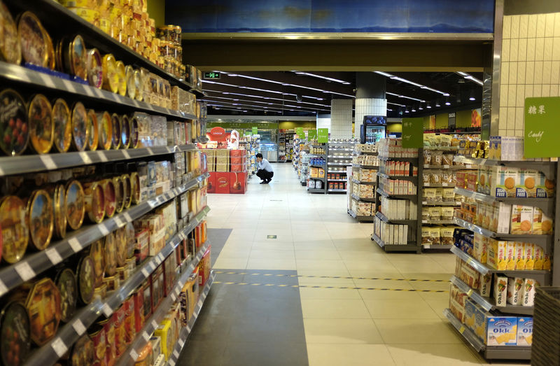 © Reuters. FILE PHOTO: A customer selects goods at a supermarket in Beijing