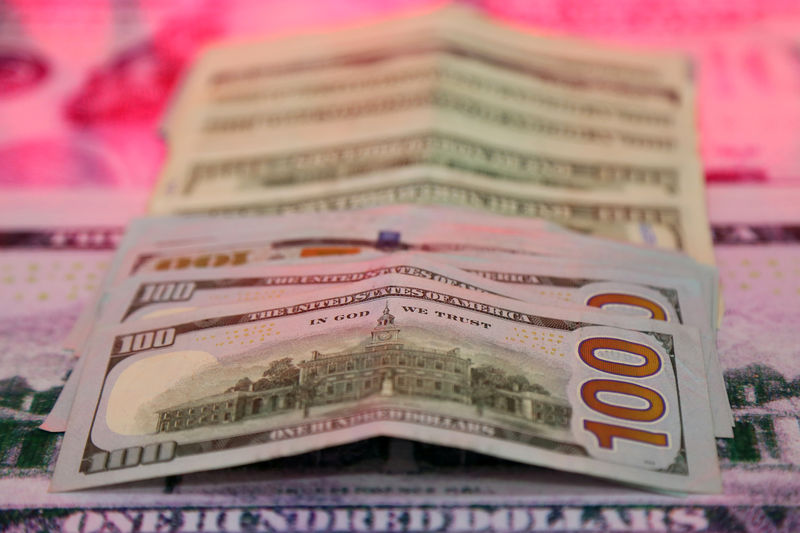 © Reuters. FILE PHOTO: U.S. dollar banknotes are pictured at a currency exchange office in Diyarbakir