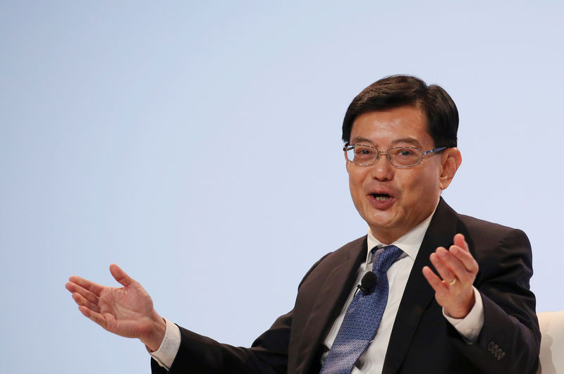 © Reuters. FILE PHOTO: Singapore's Finance Minister Heng Swee Keat speaks at a UBS client conference in Singapore