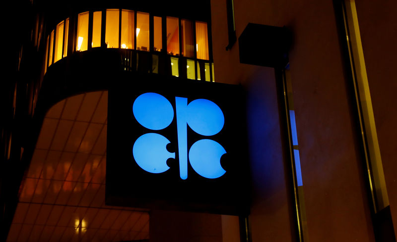 © Reuters. FILE PHOTO: The OPEC logo at the oil producer group's Vienna headquarters