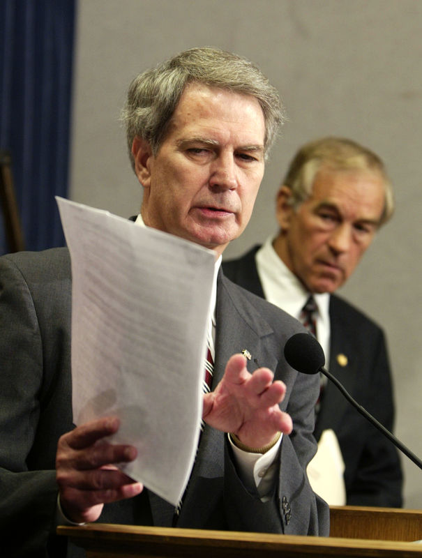 © Reuters. Representatives promote legislation to withdraw troops from Iraq during a press conference in Capitol Hill.