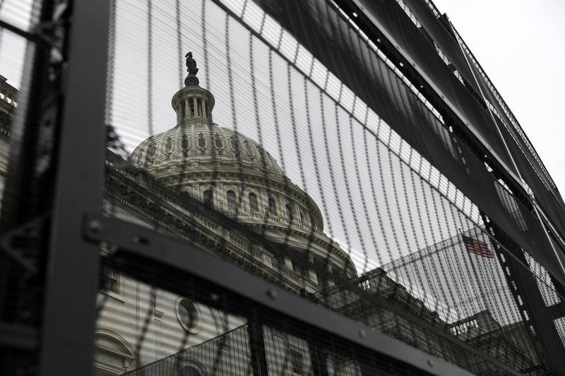 © Reuters. Imagen de archivo. Verjas rodeando parte del edificio del Capitolio en Washington