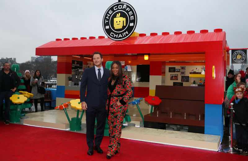 © Reuters. Imagen de archivo. Miembros del elenco de 'Lego Movie 2' Chris Pratt y Tiffany Haddish posan frente a café de legos durante promoción de la película en Londres