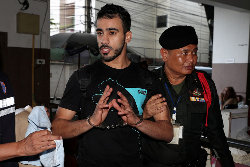 © Reuters. تايلاند ستفرج عن لاعب كرة بحريني لاجئ بعد إسقاط طلب تسليمه