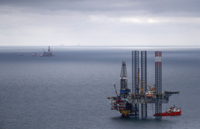 © Reuters. أسعار النفط مستقرة وسط تخفيضات أوبك ومخاوف التجارة