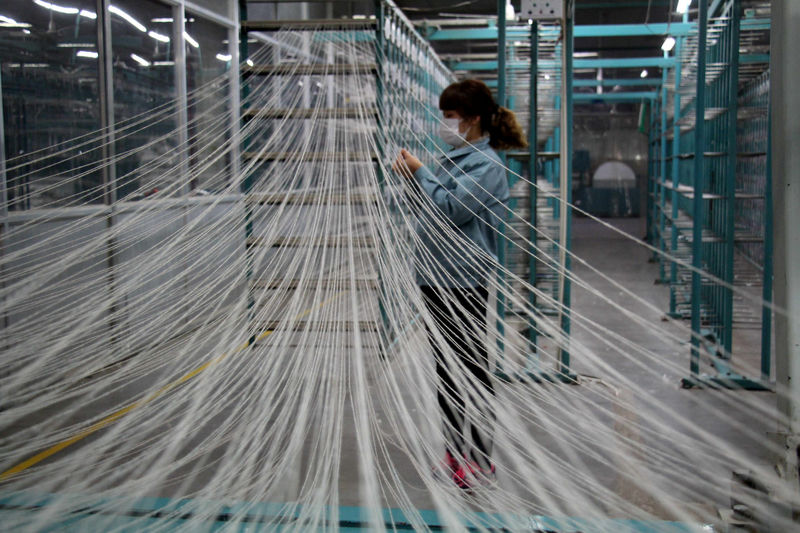 © Reuters. Woman works at a workshop of a textile manufacturer in Binzhou, Shandong
