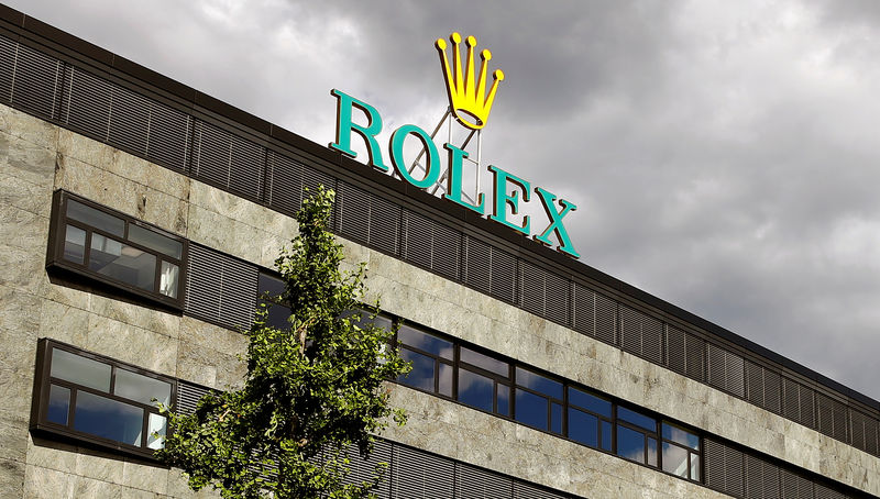 © Reuters. The logo of Swiss watch manufacturer Rolex is seen at a plant in Biel