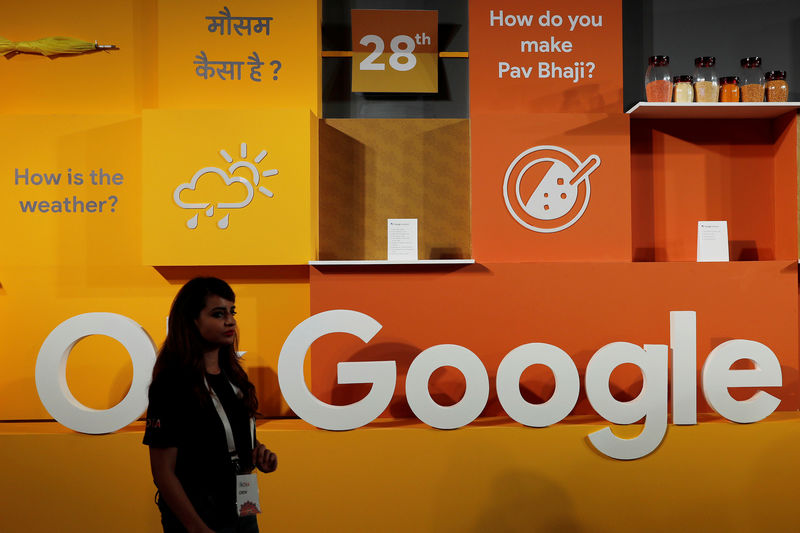 © Reuters. A woman walks past the logo of Google during an event in New Delhi
