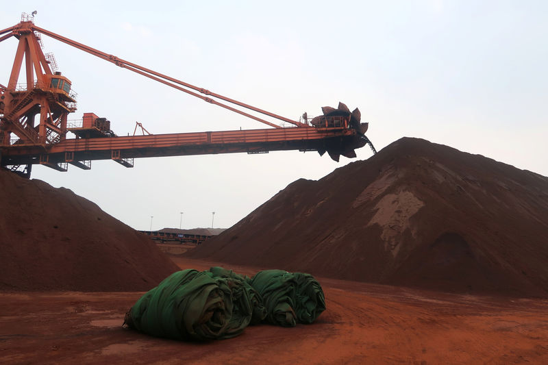 © Reuters. Maquinário em campo de extração de minério de ferro na China